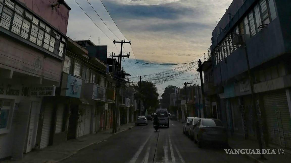 $!Las imágenes virales muestran un agujero con formas cambiantes y un arcoíris irregular en el centro