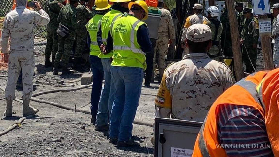 $!El rescatista de la Sedena no bajó con equipo de buceo, mientras que el dron sigue dentro del pozo.