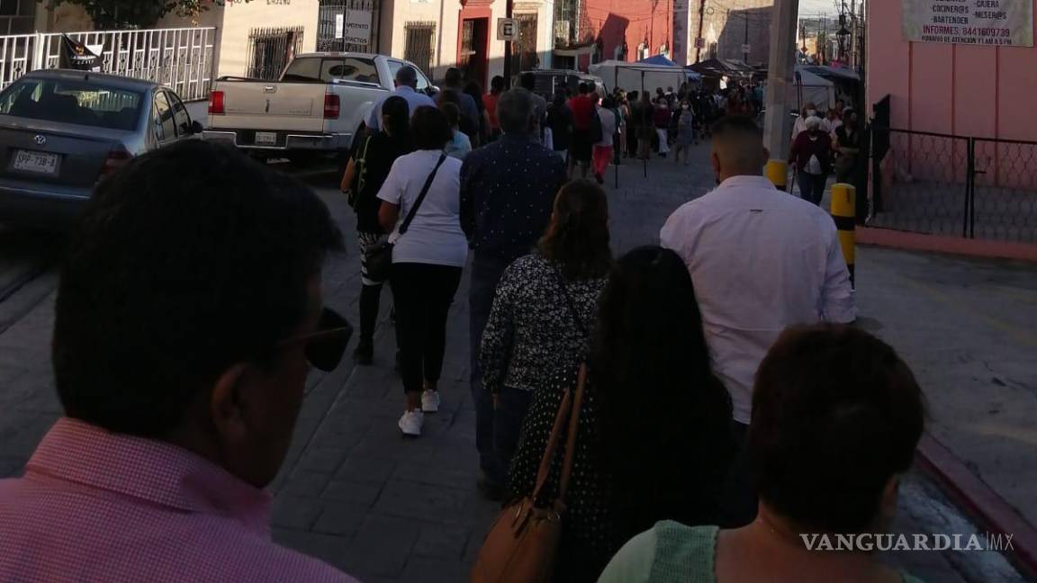 Saltillenses hacen fila de tres cuadras para entrar a Catedral de Santiago