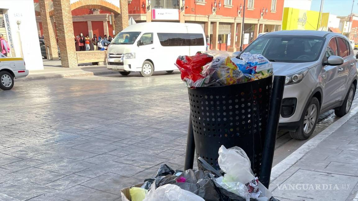 $!Algunas calles de la zona centro de Saltillo lucieron invadidas de basura.