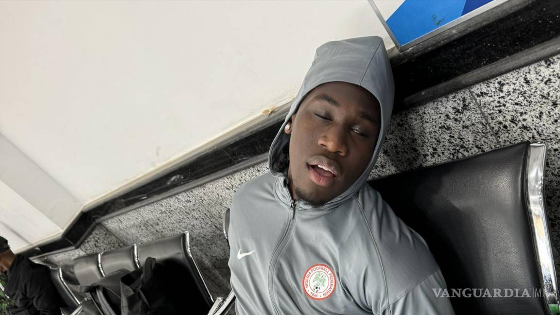 $!Hicieron todo lo posible para descansar, pese a lo incómodo de la situación ocurrida en el Aeropuerto.