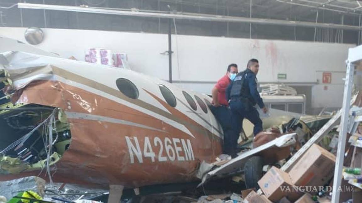 Cae avioneta sobre Bodega Aurrerá de Temixco; reportan 5 lesionados y 3 decesos