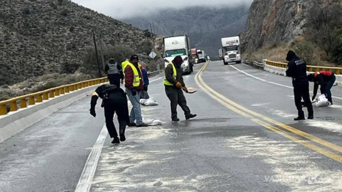 $!Autoridades colocan sal en puentes vehiculares para prevenir nuevos accidentes.
