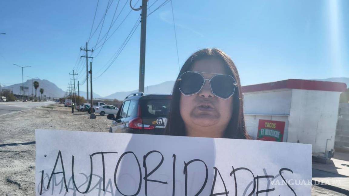 $!Saltillo: padres bloquean vialidad en protesta por condiciones de la Primaria Cristóbal Colón