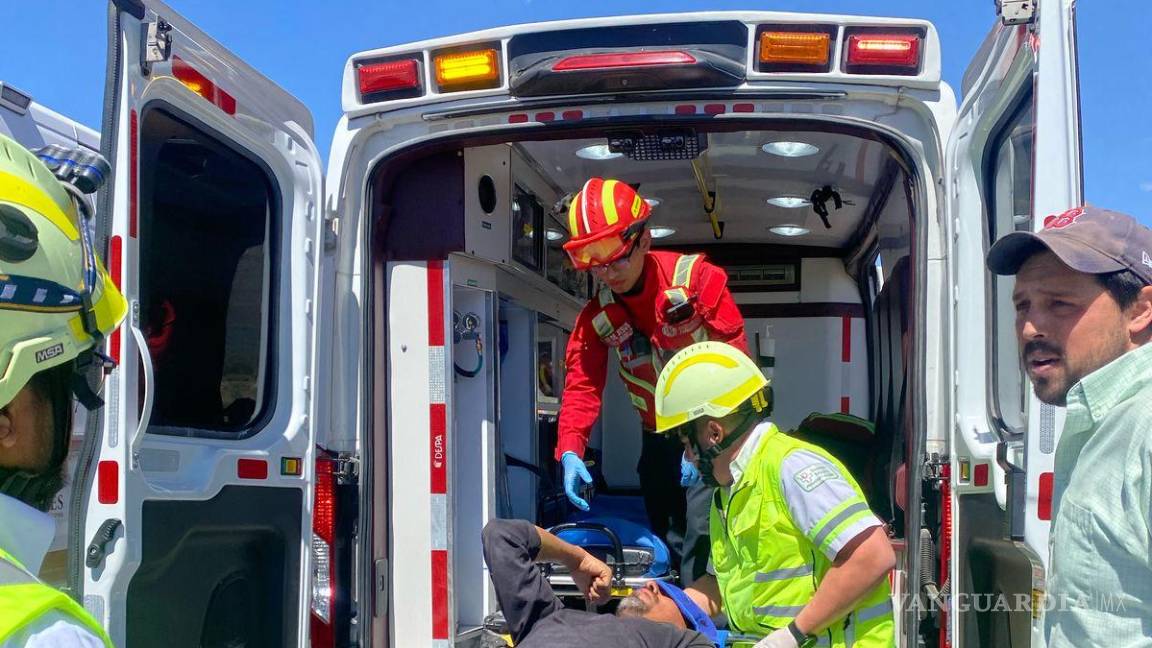 Vuelca tráiler en la carretera 57 y provoca incendio tras derribar poste de alta tensión