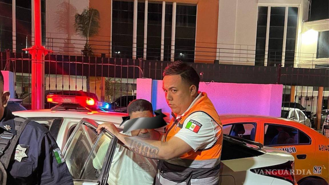 $!Autoridades aseguraron al conductor y su acompañante tras una persecución; en el vehículo hallaron latas de cerveza y la batería robada.