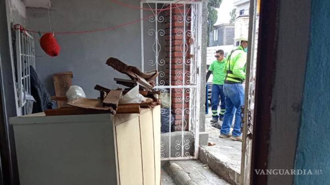 $!Trabajadores de Protección Civil ayudaron a la familia a sacar el agua y muebles que se dañaron.