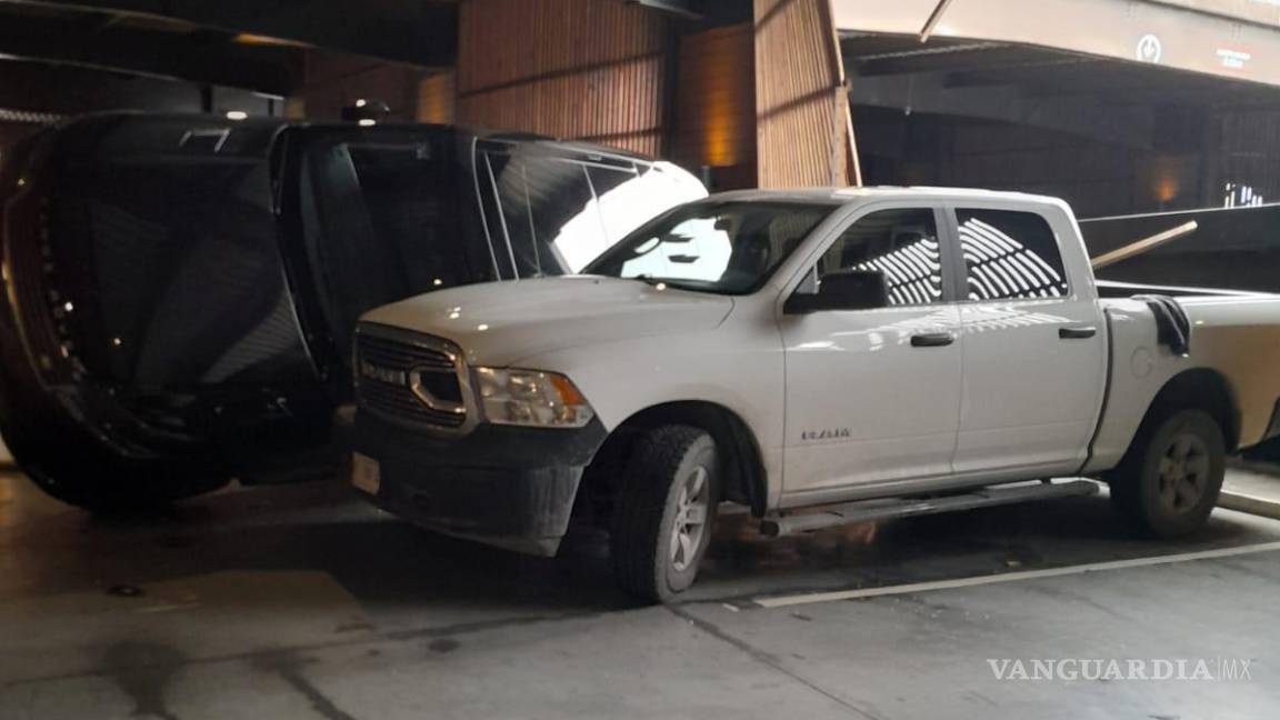 Camioneta sin frenos cae sobre otra en estacionamiento de plaza comercial, en Monterrey