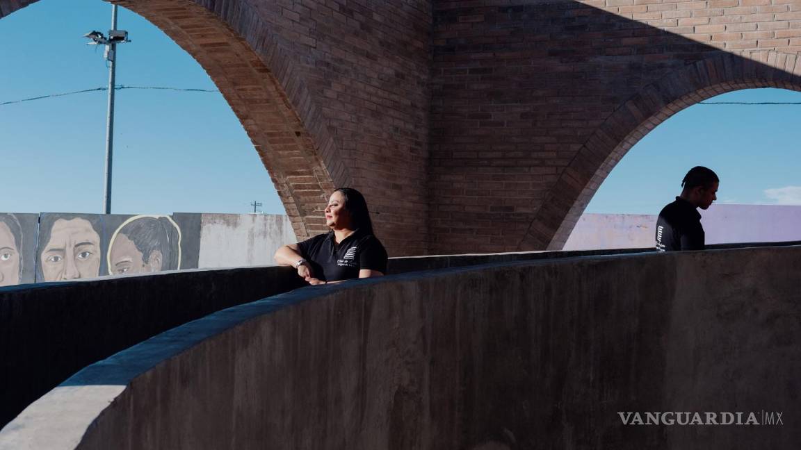 $!Inés Acosta, quien inició un club de lectura, se encuentra en una rampa de la nueva biblioteca diseñada por Fernanda Canales, en Agua Prieta, México.