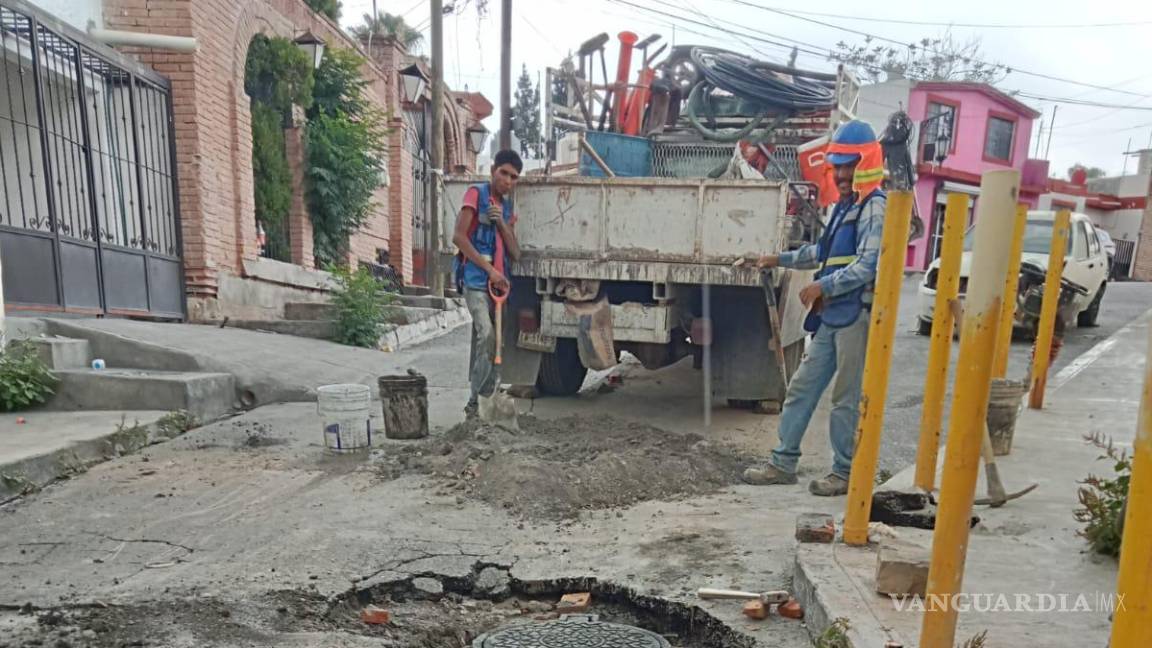 $!Este martes, cuadrillas de Agsal empezaron a reparar el bache.