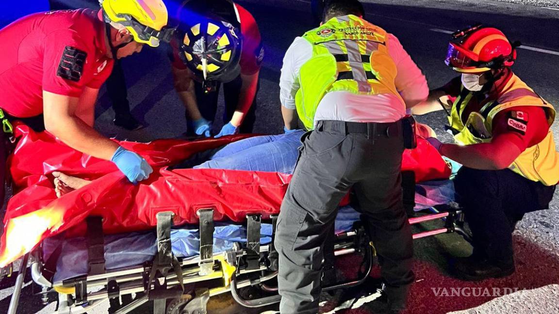 $!La víctima fue trasladada de urgencia al Hospital General de Saltillo, donde permanece en estado crítico.