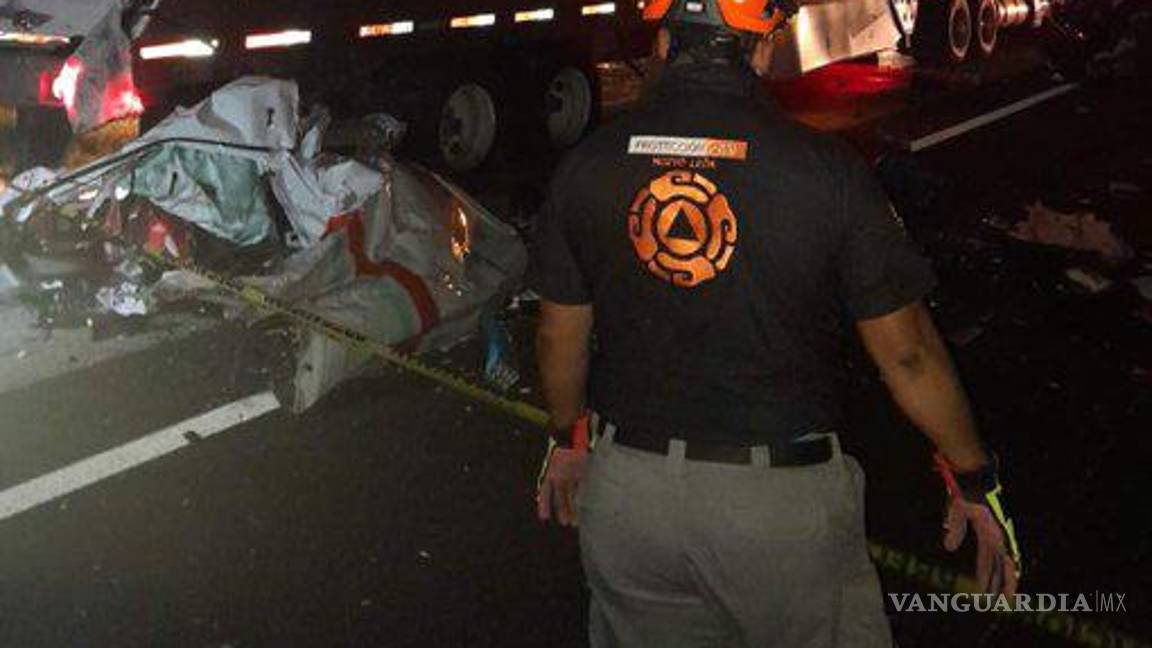 $!Choca ambulancia contra caja de tractocamión en Nuevo León, hay cuatro muertos