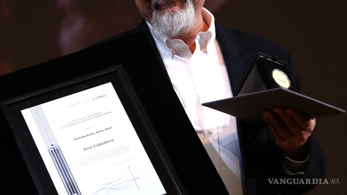 $!Dan la Medalla Bellas Artes al dramaturgo José Caballero