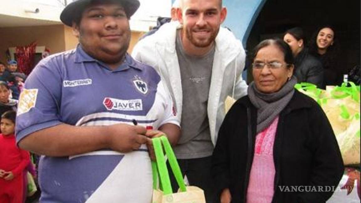 $!Vincent Janssen aprovecha tiempo libre para entregar despensas en Monterrey