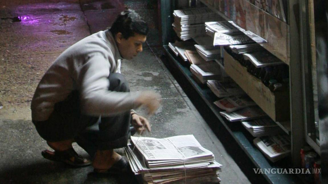 $!Un vendedor de quiosco empaqueta periódicos sin vender en su puesto en Times Square, Nueva York, el 18 de octubre de 2005.