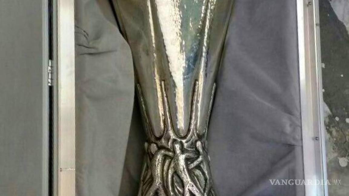 Recuperan trofeo de Europa League que fue robado en México