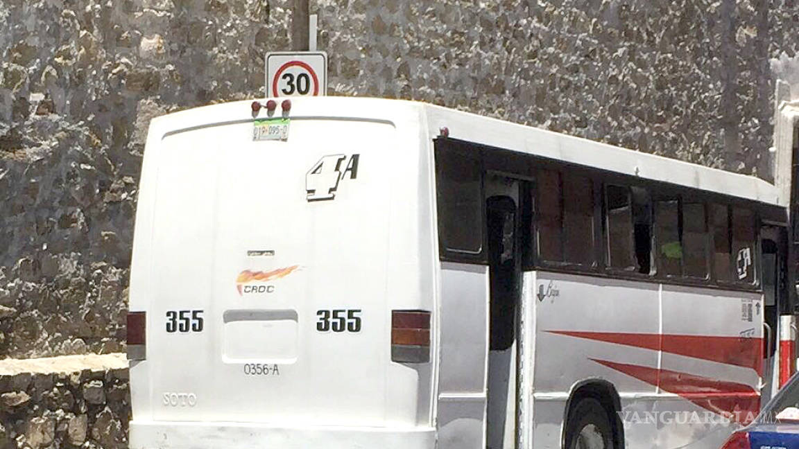 Choca unidad del transporte urbano en Saltillo; chofer abandona el vehículo y pasajeros