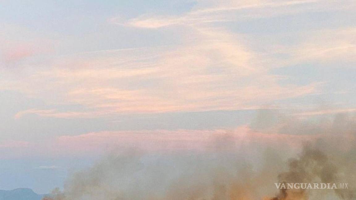 $!Elementos de Protección Civil y Bomberos mantienen vigilancia para evitar la propagación del fuego.