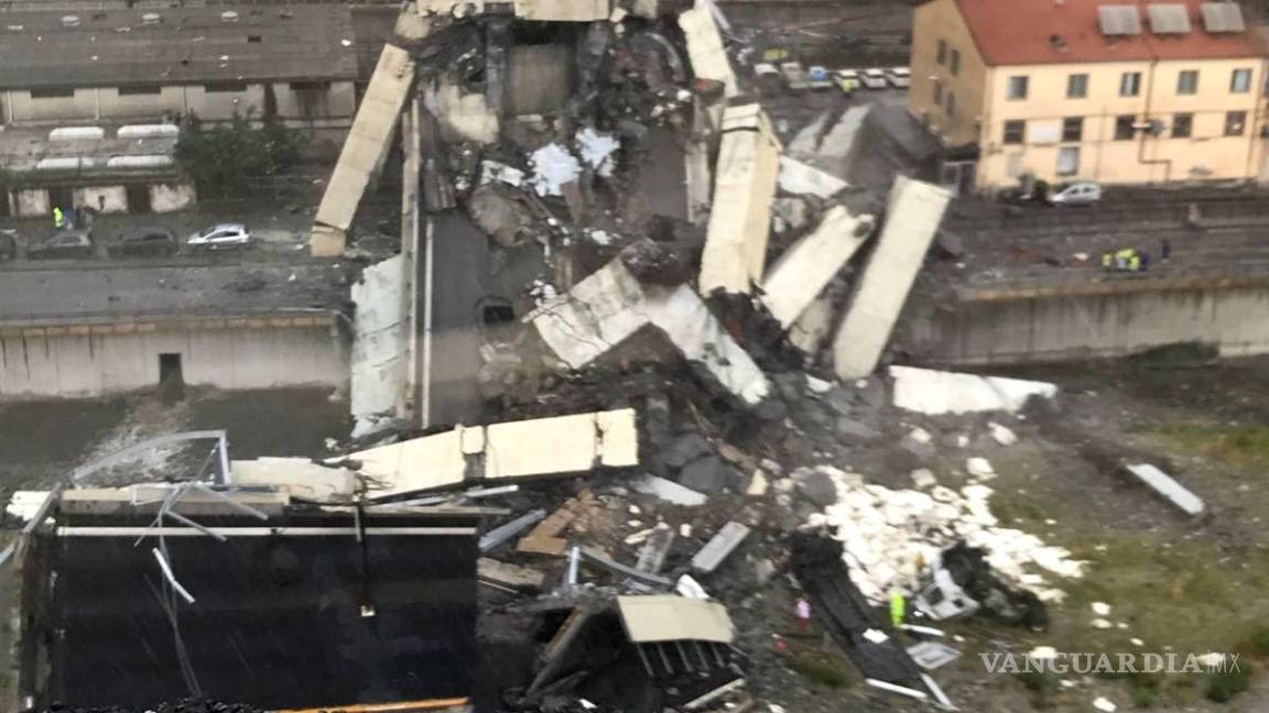 $!Se desploma un puente en Génova y varios vehículos caen al vacío (Fotogalería)