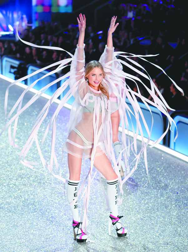 $!Los ‘ángeles’ sobrevuelan París