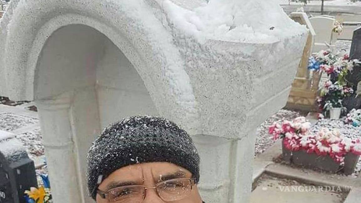 $!Le prometió a su madre que harían un mono de nieve, y hoy fue a hacerlo a su tumba en Piedras Negras