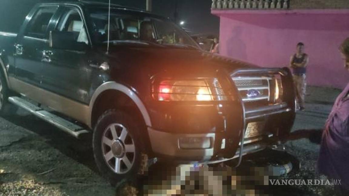 $!Vecinos intentaron ayudar al joven de 21 años, quien terminó prensado debajo de la camioneta.