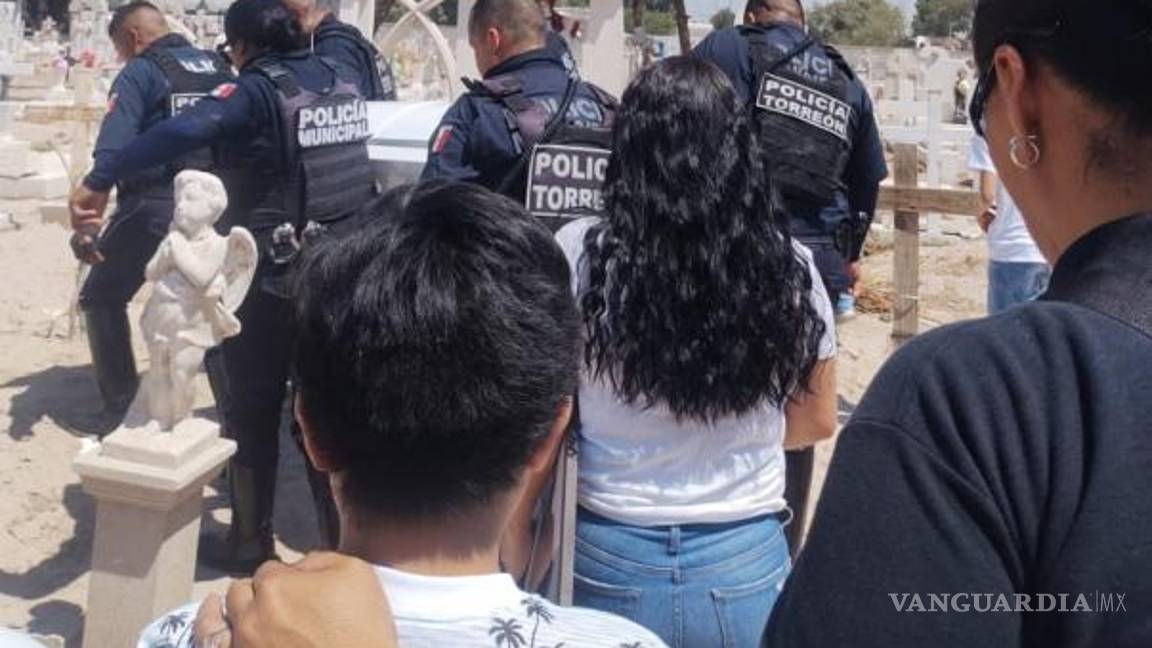 $!Oficiales de la Policía Municipal acompañaron a Yordi en su último viaje.