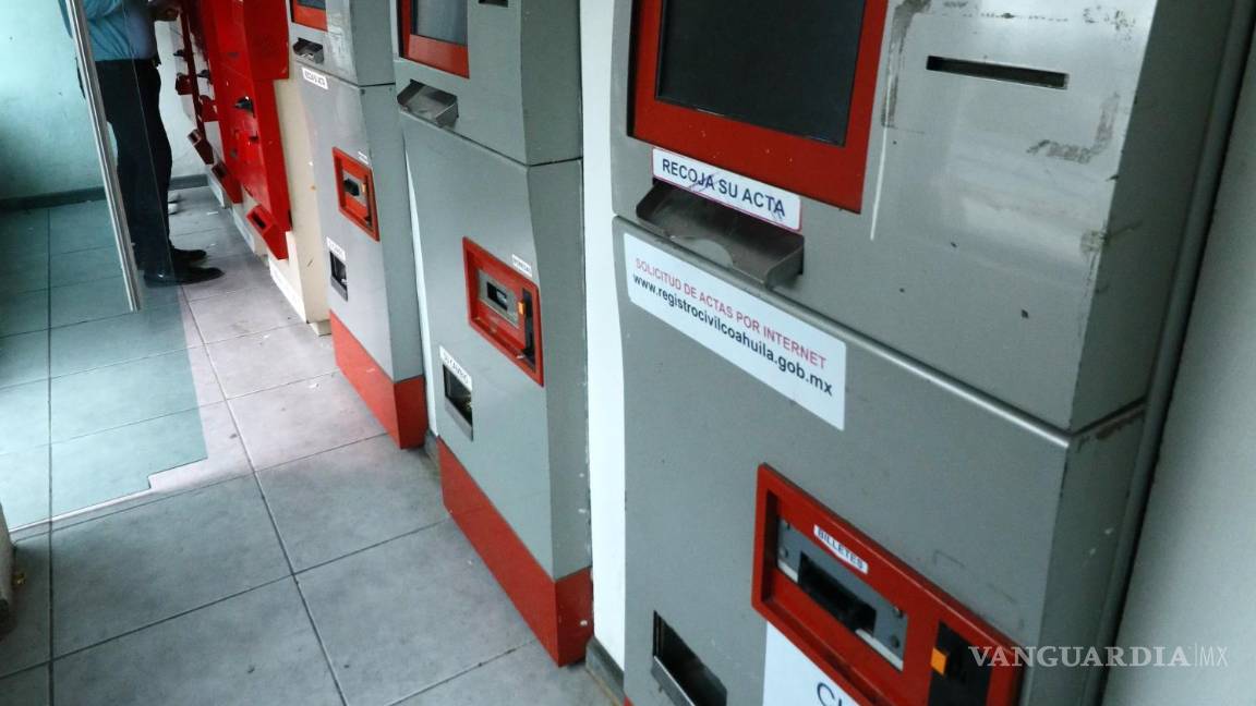 $!Tres cajeros del Registro Civil en las oficinas del sur de Saltillo están apagados desde hace meses, según usuarios. FOTO: HÉCTOR GARCÍA/VANGUARDIA