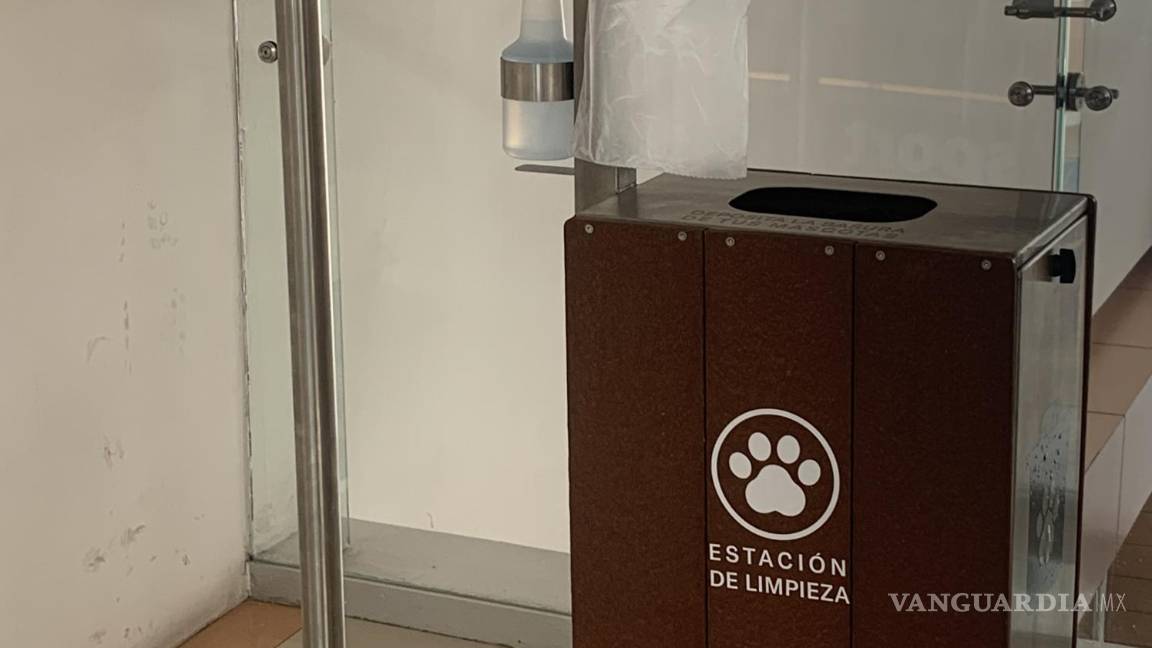 $!En la plaza comercial se cuenta con estaciones para bolsas, papel y líquido para limpiar.