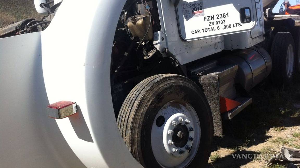 $!¡Conductor pierde el control! Pipa sale de la carretera Torreón-Saltillo