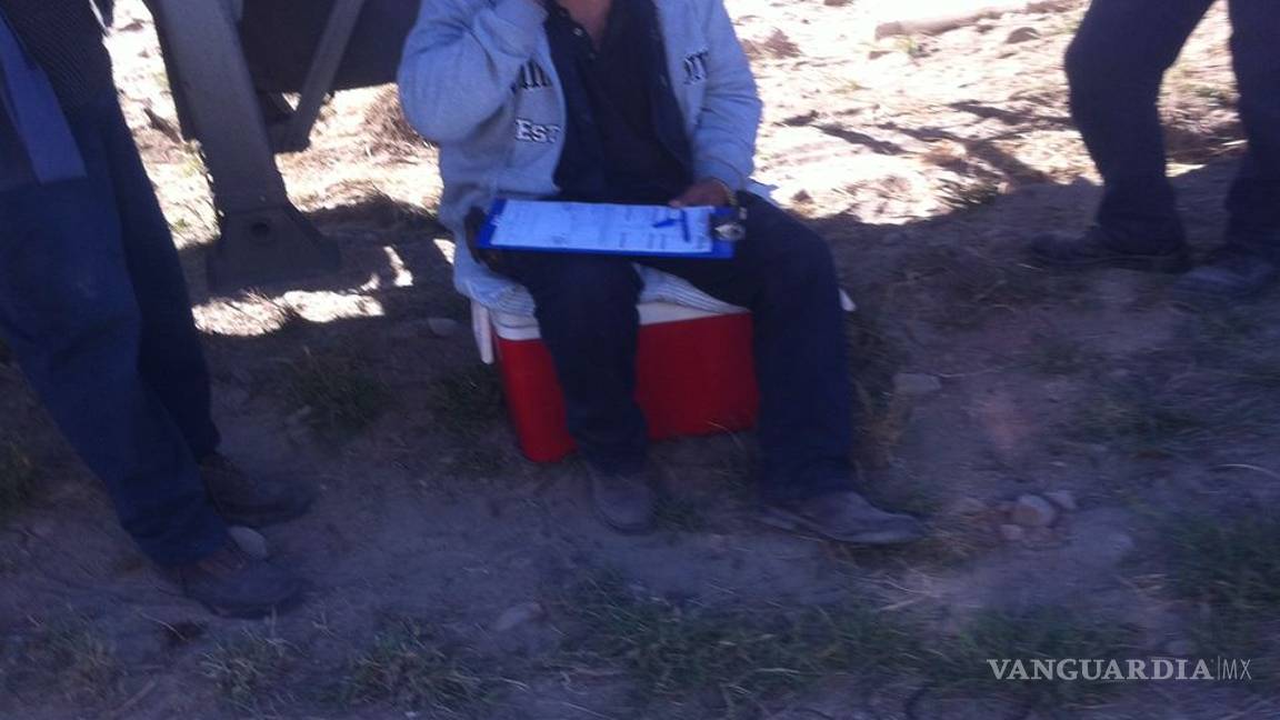 $!¡Conductor pierde el control! Pipa sale de la carretera Torreón-Saltillo