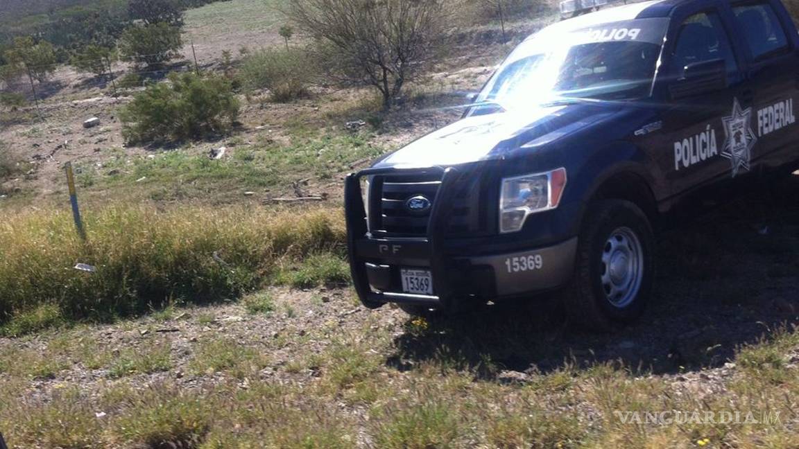 $!¡Conductor pierde el control! Pipa sale de la carretera Torreón-Saltillo