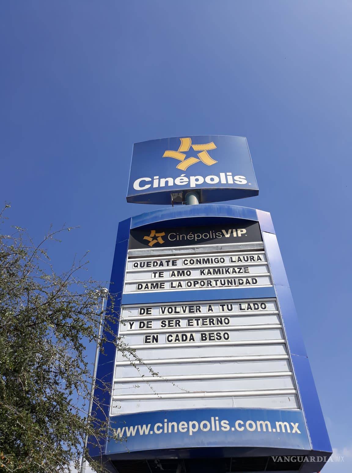 $!Joven de Saltillo pide otra oportunidad a su ex con las letras del "tótem" del cine
