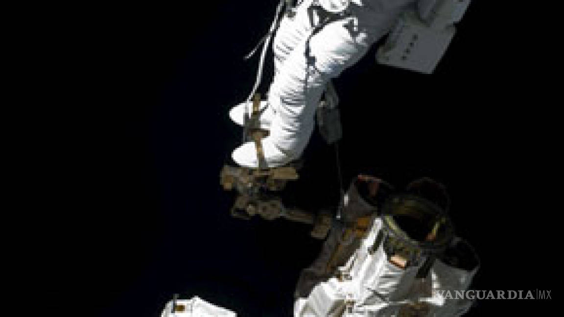Tripulantes del Atlantis realizan segunda caminata espacial