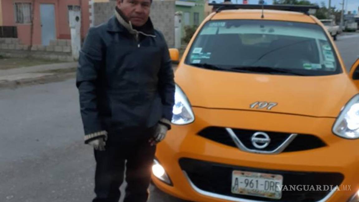 Taxista honesto de Torreón devuelve cartera olvidada... ¡con 12 mil pesos!