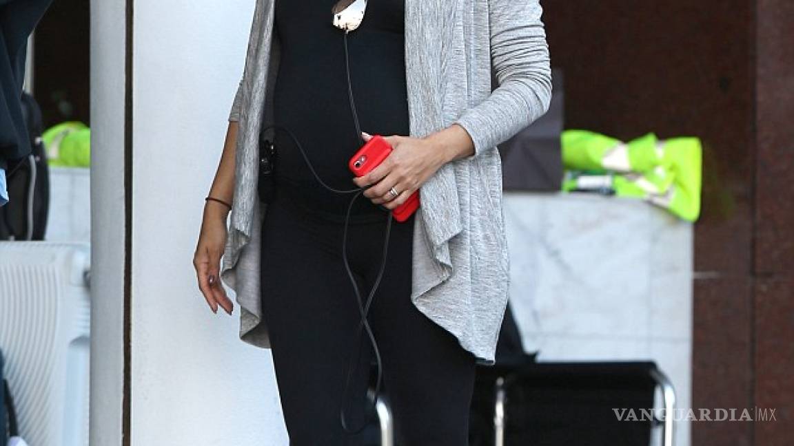 Eva Longoria deja ver su embarazo en Miami