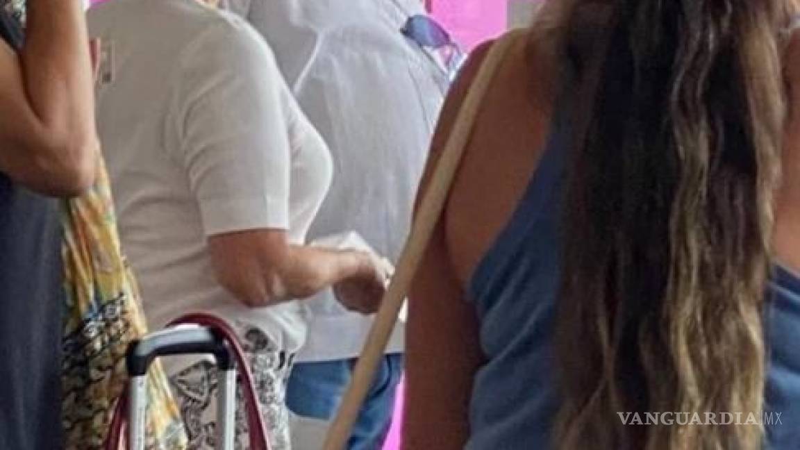 $!Increíble pero cierto: Carlos Romero Deschamps deja los lujos... ¡y viaja en avión comercial!