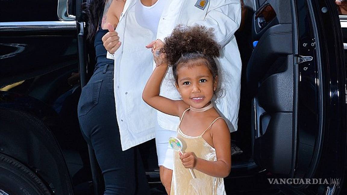 $!La dulce vida de North West: La pequeña usa un mini bolso Fendi de dos mil dólares