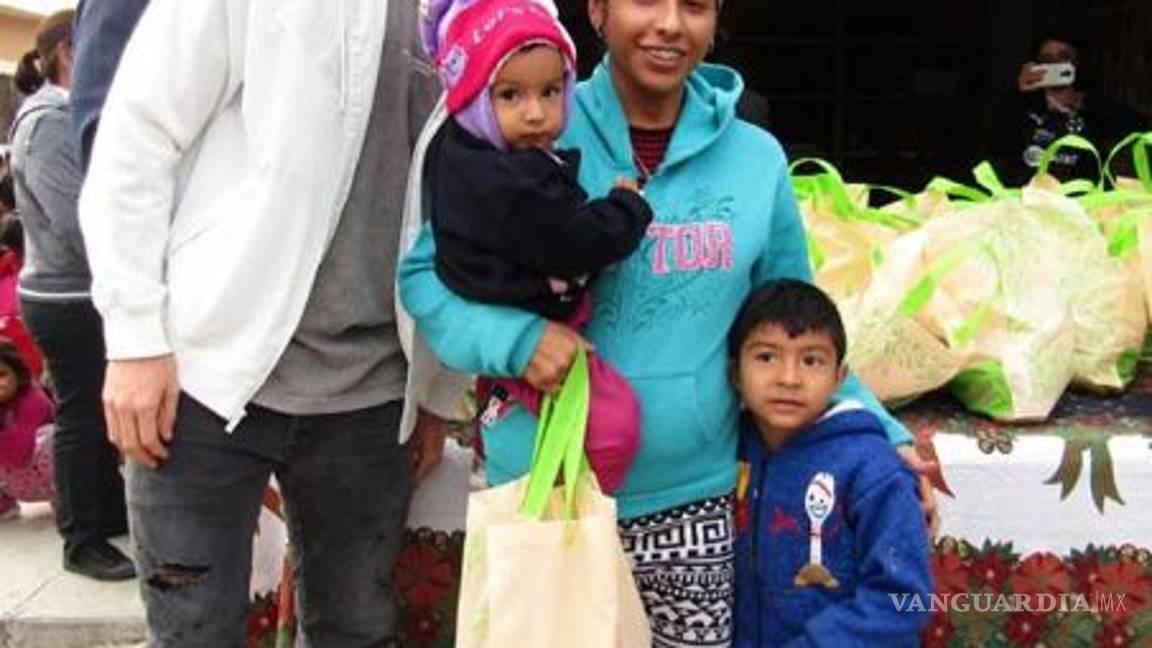 $!Vincent Janssen aprovecha tiempo libre para entregar despensas en Monterrey