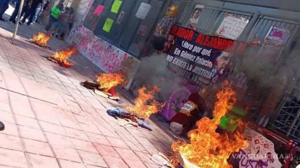 $!Las protestas incluyeron fuego, gritos de denuncia y figuras de los jueces hechas cenizas frente al tribunal.