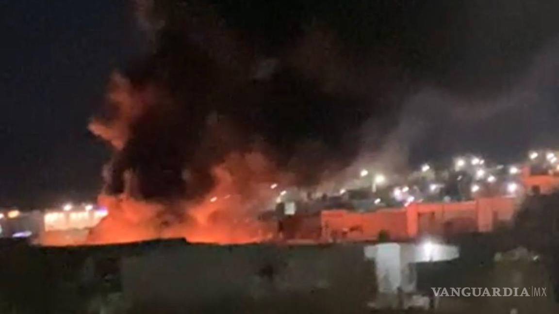 $!El incendio fue visible desde varias colonias cercanas, lo que generó la preocupación de los vecinos.
