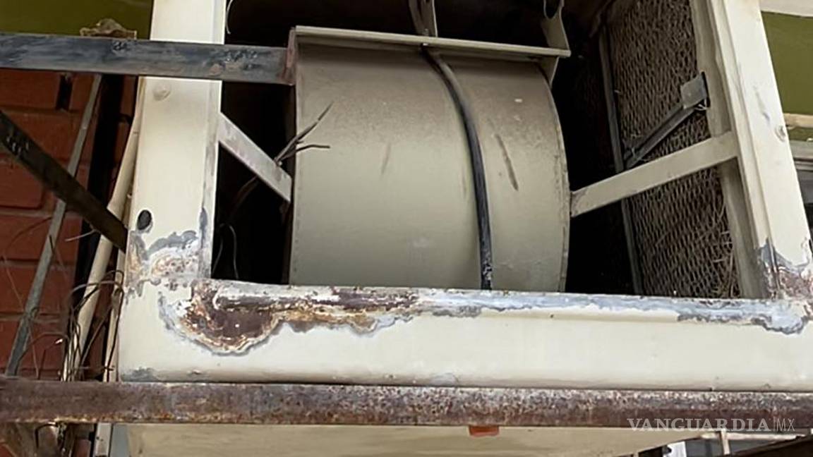 $!En la escuela Lázaro Cárdenas del Río se robaron la bomba de agua que estaba protegida por un candado y un cubo de cemento. La falta de agua dejó inutilizados los bebederos, además de complicar el uso de los baños. Los ladrones se robaron 12 motores de los aparatos de aire, lo que en el mercado valdrían aproximadamente mil 800 pesos cada uno.