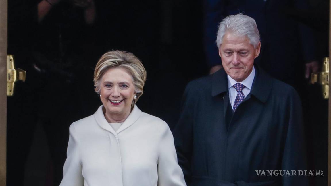 $!El matrimonio Clinton, Bill y Hillary, en una imagen de 2017, años después del escándalo Lewinsky.
