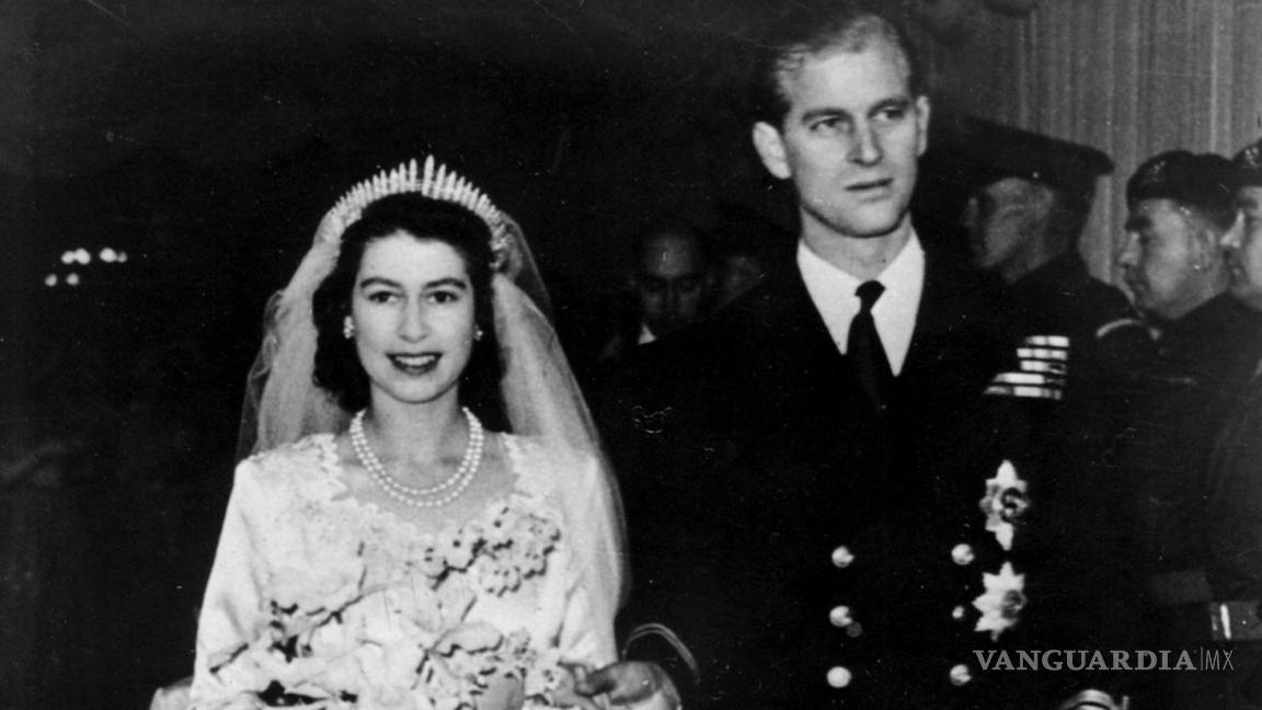 $!La princesa Isabel de Gran Bretaña sale de la Abadí­a de Westminster en Londres con su esposo, el duque de Edimburgo, tras su boda el 20 de noviembre de 1947.