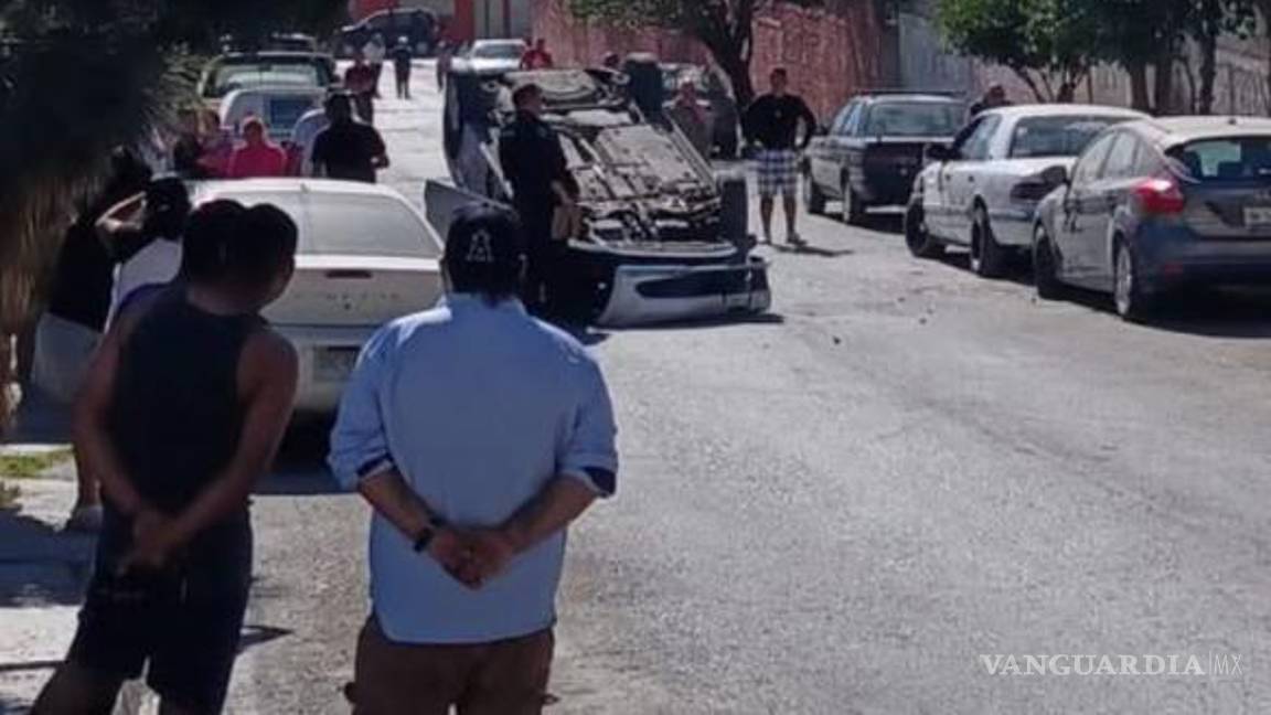 $!El Volkswagen Vento terminó volcado tras impactar un vehículo estacionado en la colonia Del Bosque.