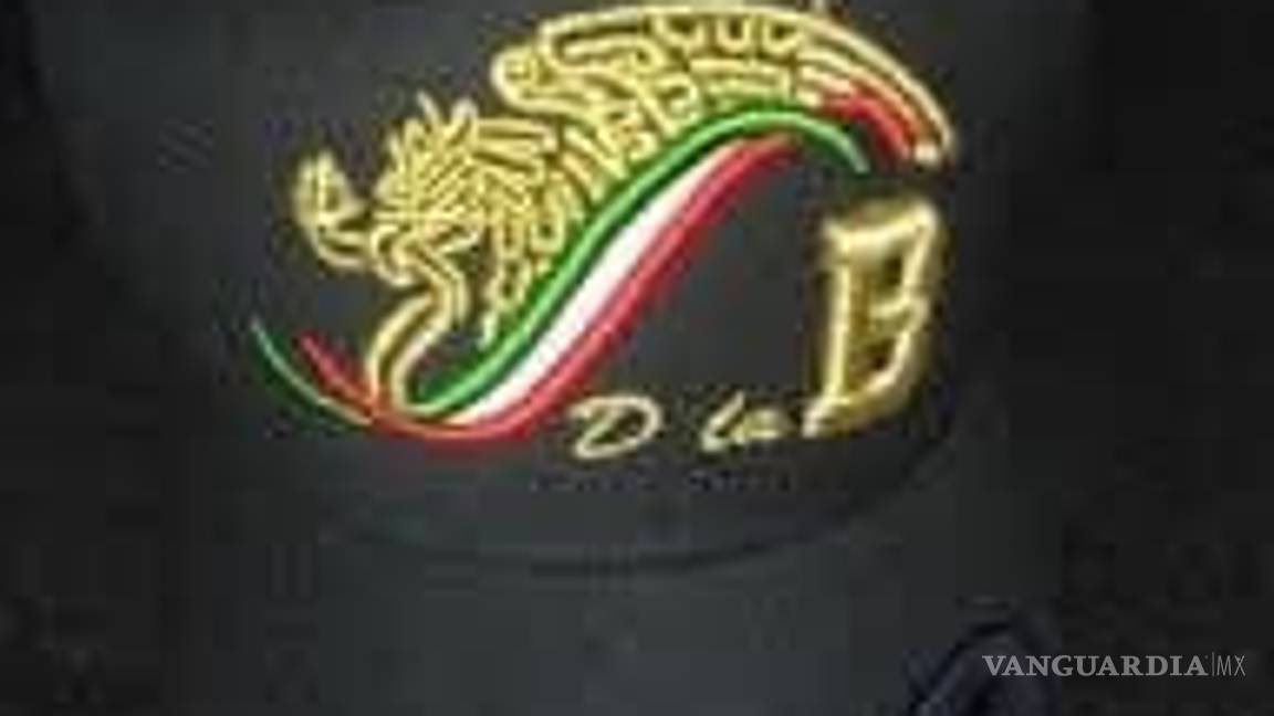 $!'Narcomoda'... traficantes fabrican playeras y gorras con el logo de sus cárteles