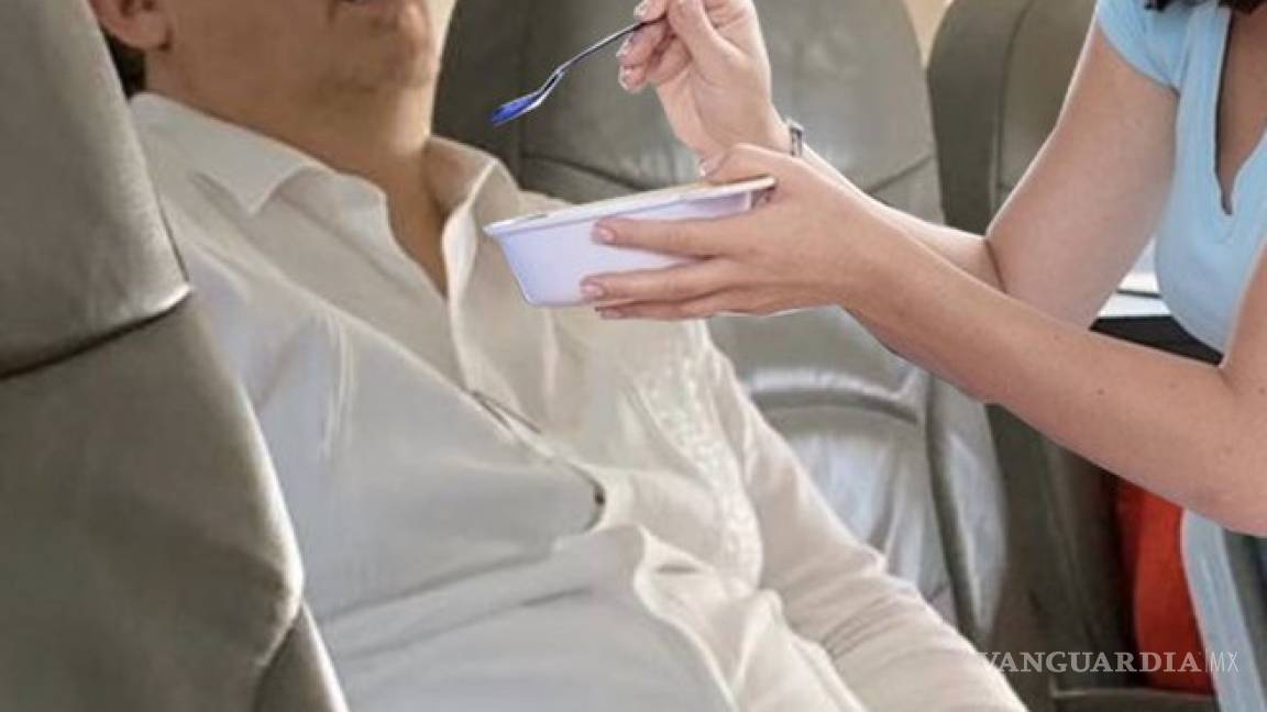 Supuesta foto de Marcelo Ebrard dormido en un avión desata ola de memes