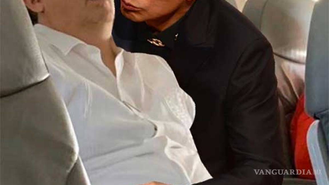 $!Supuesta foto de Marcelo Ebrard dormido en un avión desata ola de memes