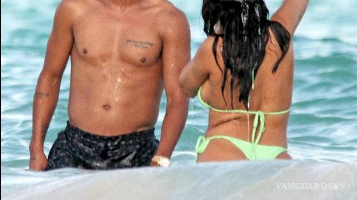 $!Captan de vacaciones a Jona dos Santos en Cancún con dos mujeres