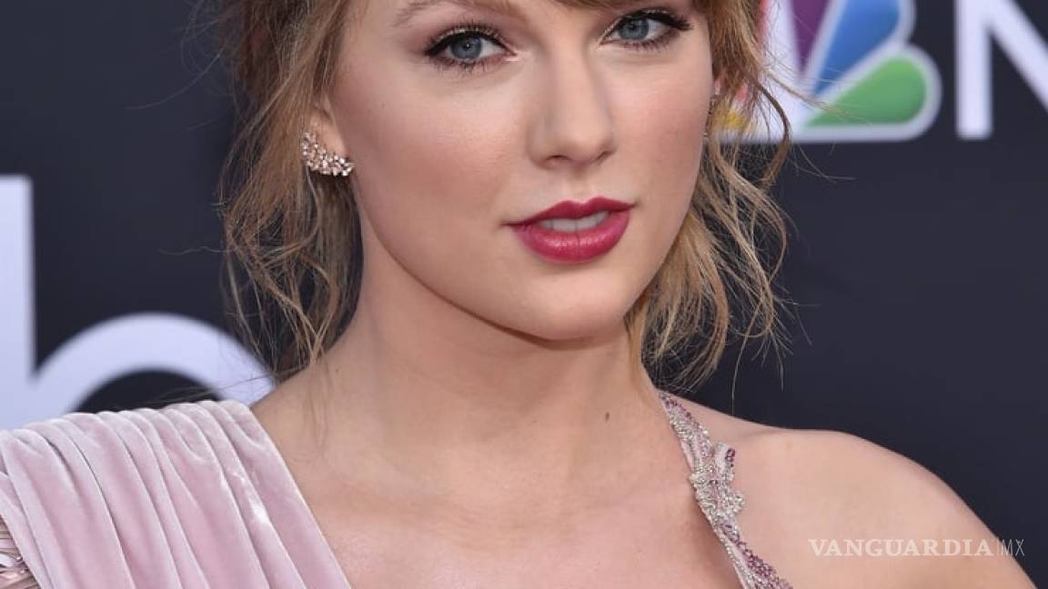 ¡Taylor Swift se descuida en los Premios Billboard y... se le ve todo!